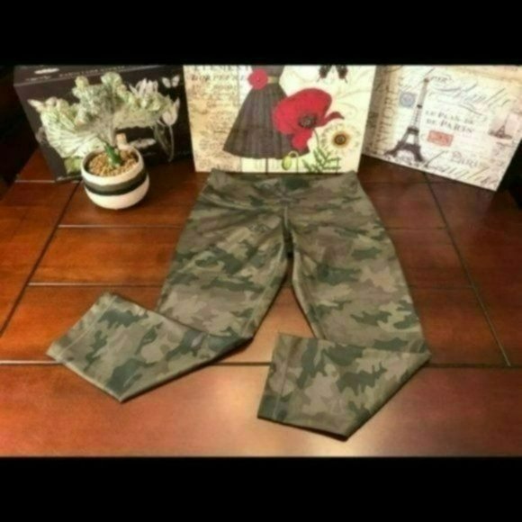 lululemon athletica Pants - Lululemon Wunder Under Crop Savasana Camo Green, Size 6